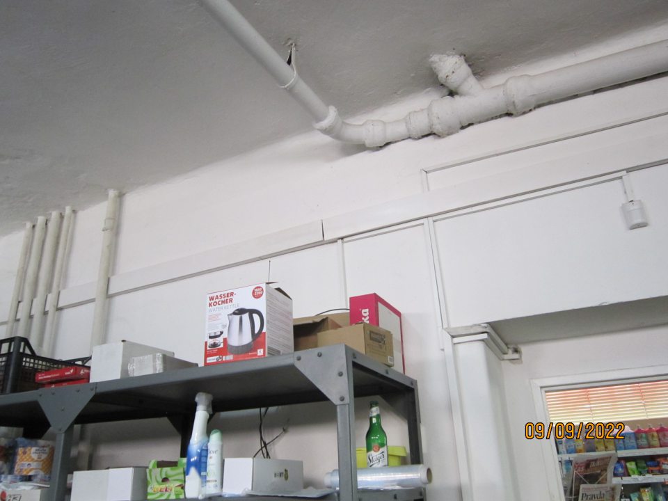 4. Steny a potrubie pod stropom v suchom sklade potravín zaprášené prachom, pavučiny.