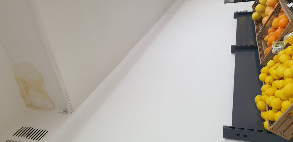 znečistený strop od zatečenia