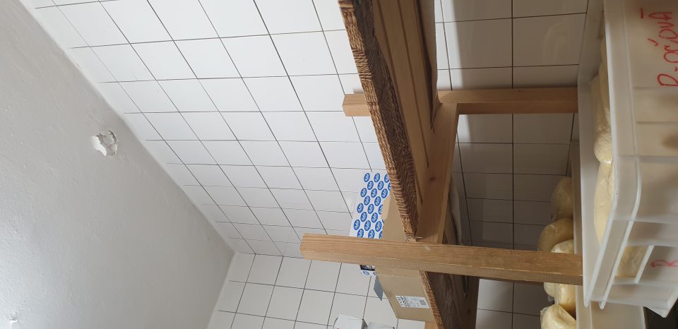 opadávajúci strop v chladiaku