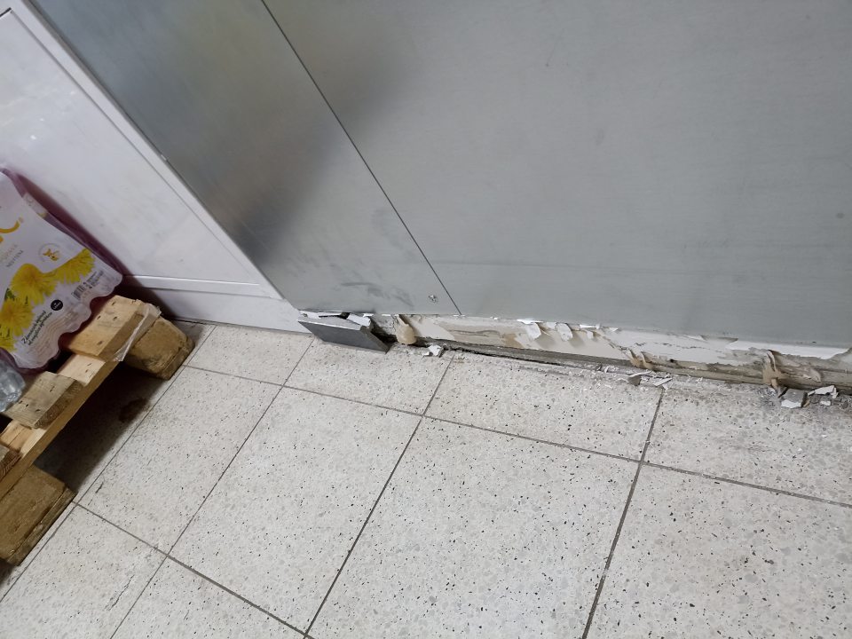 1. Poškodený obklad steny v spodnej časti v manipulačnej chodbe.
