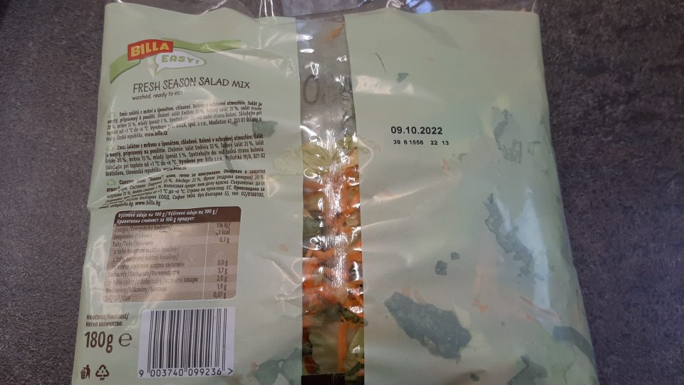 Počas kontroly bol zistený predaj po dátume spotreby, a to: 1.1. Zmes šalátov s mrkvou a špenátom 180 g, chladené, 1 balenie,celková cena: 1,59 eur, DS: 09.10.2022, vyrobené pre: BILLA s.r.o., Bajkalská 19/A, 821 02 Bratislava.