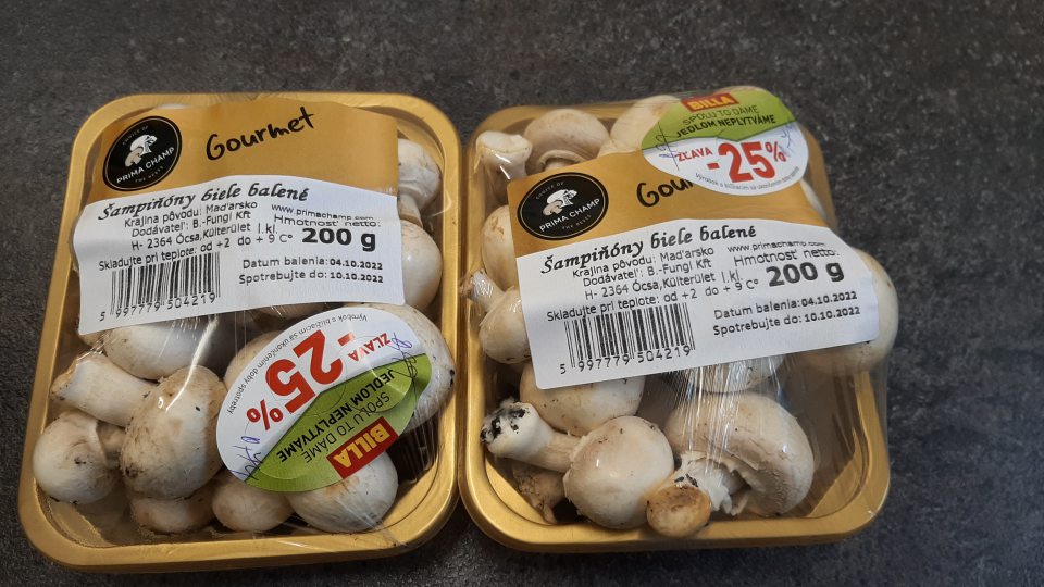 očas kontroly bol zistený predaj po dátume spotreby, a to: 1.2.Šampiňóny biele balené 200 g, 2 balenia, celková cena: 2,18 eur, krajina pôvodu: Maďarsko, spotrebujte do: 10.10.2022.