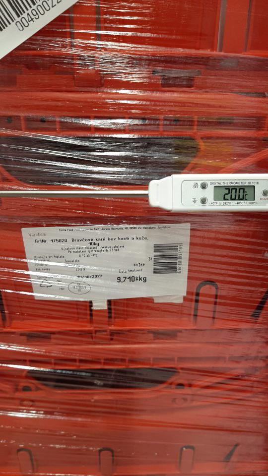 Na predajnej ploche sa na palete nachádzal uložený a ešte nevyložený tovar dodaný do predajne z centrálneho skladu Senec. V čase kontroly bola kalibrrovaným teplomerom o :19 nameraná teplota na povrchu tovaru nameraná teplota + 19,9 °C a na povrchu baleného hydinového mäsa bola nameraná teplota + 15,7 °C. Na etiketách výrobkov na prepravkách boli uvedené údaje o teplote skladovania: hydinové mäso: od - 2 °C do 4 °C, jahňacie diely od 0°C do + 4 °C, bravčové mäso od 0 °C do + 4 °C.