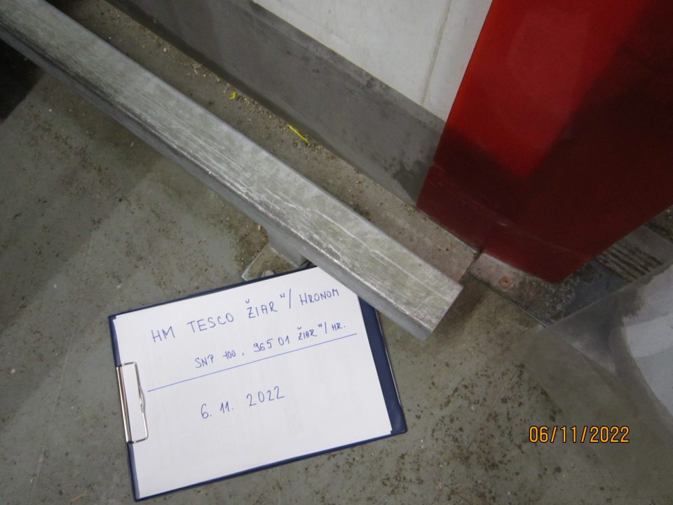  znečistená podlaha v mraziacom boxe na mrazené pečivo