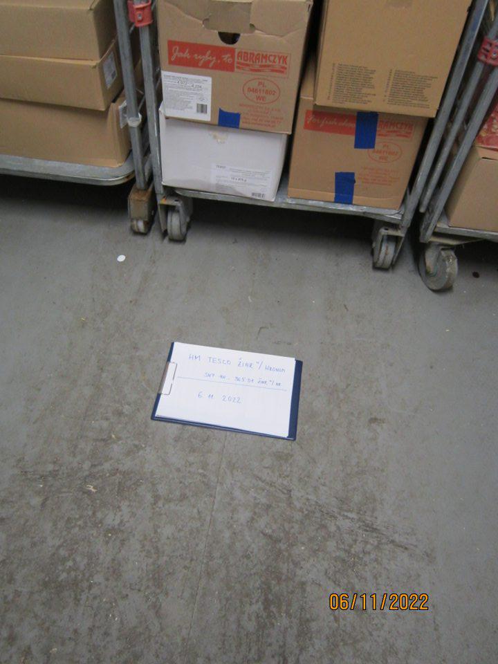 znečistená podlaha v mraziacom boxe na hydinu a ryby