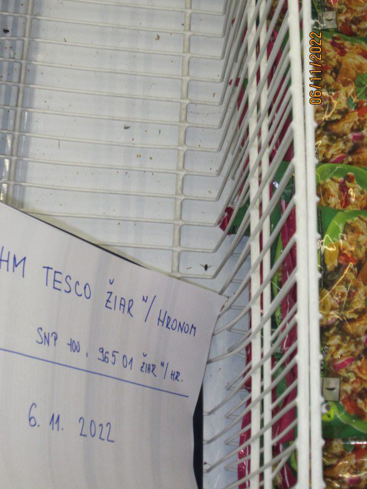 znečistené ložné plochy mraziacej vitríny zvyškami potravín, nečistotami, hmyzom hlavne v časti uchovávania mrazenej zeleniny