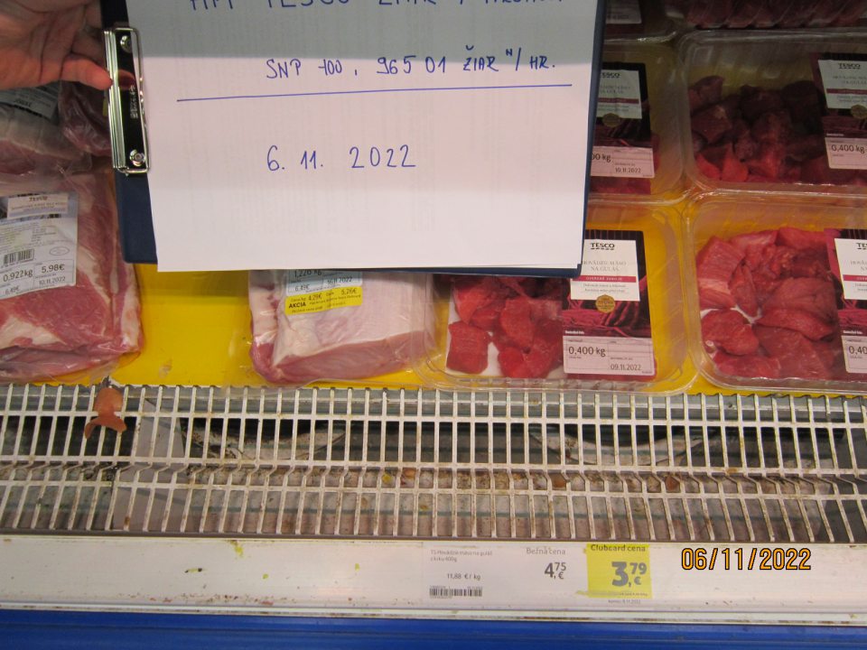  znečistený priestor pod ventilačnou mriežkou v chladiacej vitríne na mäsové výrobky (na predajni) prachom, hmyzom, nečistotami, kartonovými obalmi 