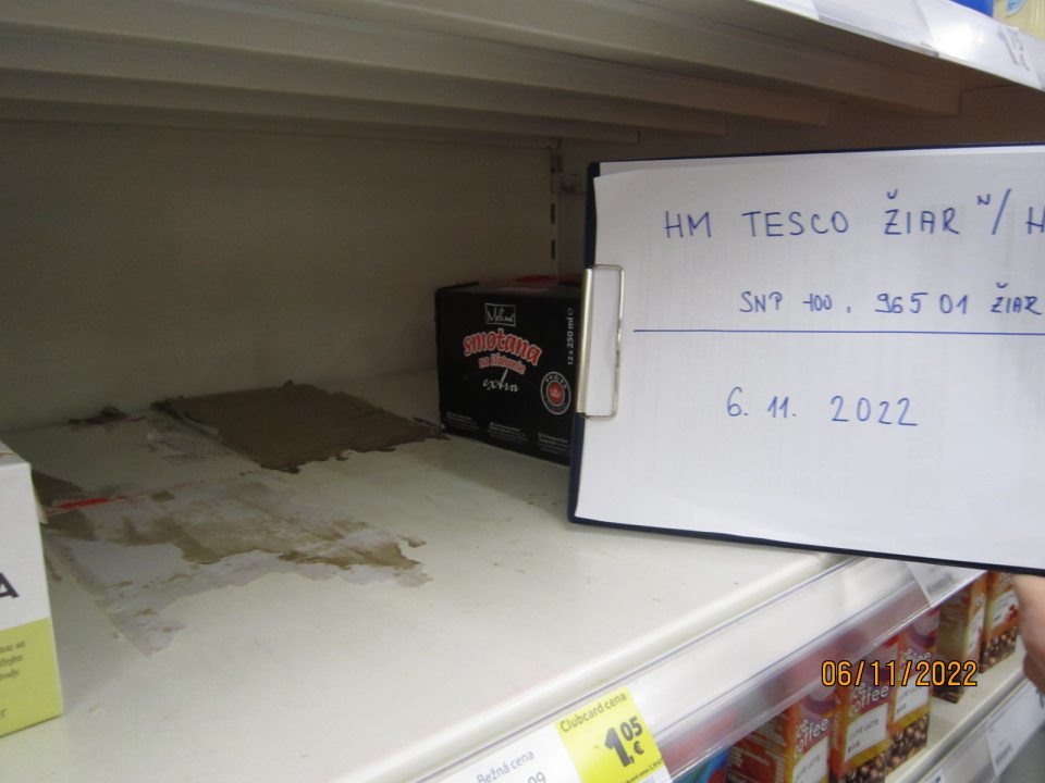 regál na uchovávanie smotany bol znečistený nálepmi kartónových obalov