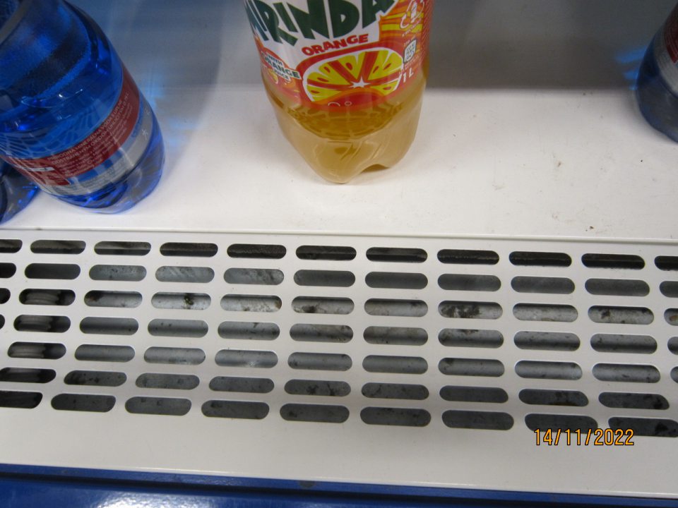 1. Znečistené chladiace zariadenie na predajnej ploche na nealkoholické nápoje v spodnej ložnej ploche prachom, uhynutým hmyzom a rôznymi nečistotami.