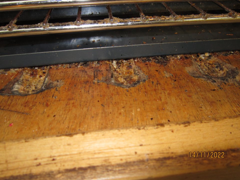 3.Znečistený regál pod vystaveným nebaleným pečivom v časti dopeku.