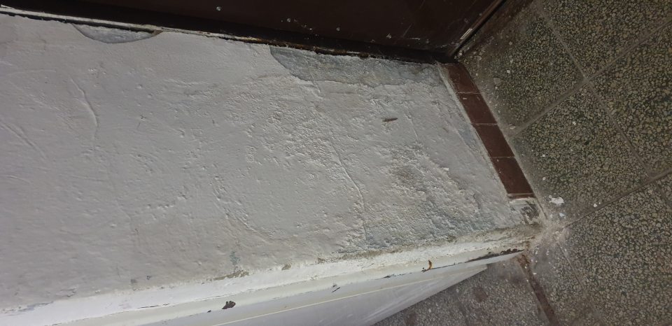  poškodená stena (v manipulačnej chodbe)