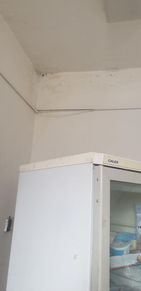znečistená stena (v sklade) po zatečení, pleseň