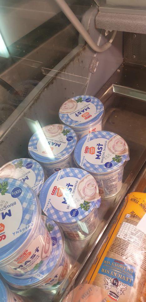 znečistené bočné sklá plesňou na chladiacej vitríne pre mäs. výrobky (na predajni)