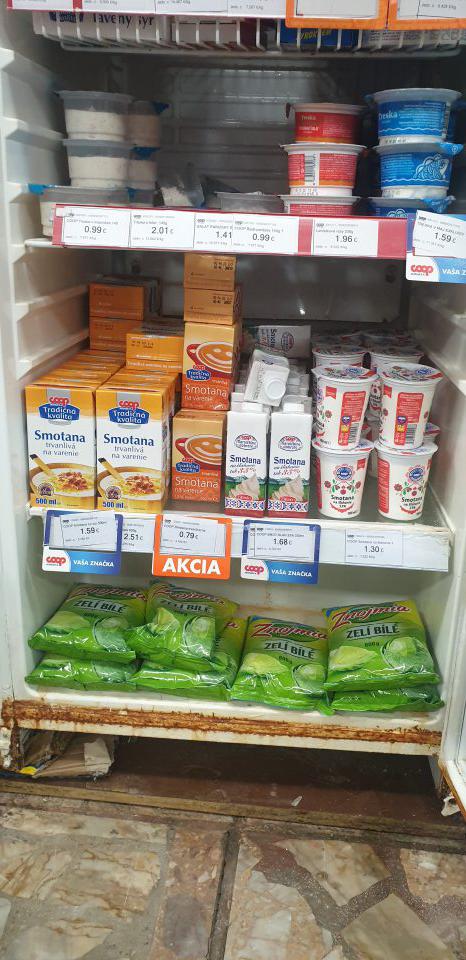 skorodovaná predná časť chladiacej vitríny pre lahôdky. smotany 