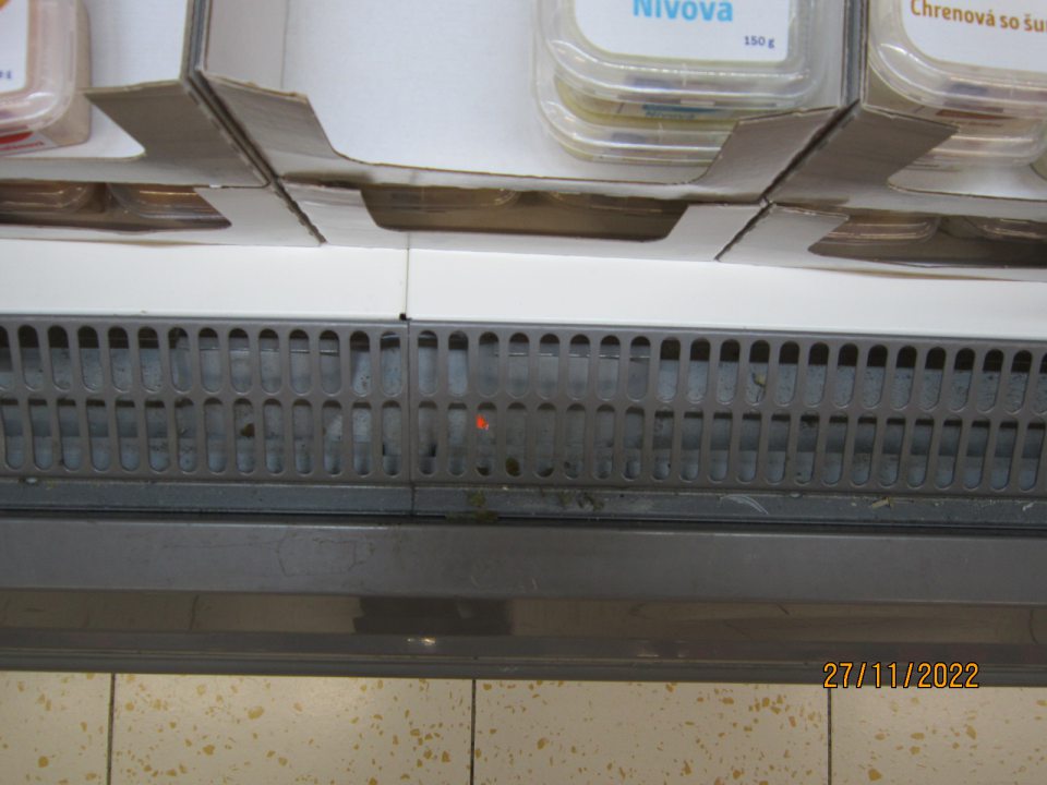 1.Znečistená ložná plocha chladiacej  vitríny na predajnej ploche v časti pod mriežkou bola znečistená prachom, zbytkami potravín a rôznymi nečistotami na viacerých miestach - v mieste predaja kyslej kapusty, chladených nátierok, mäsových výrobkov