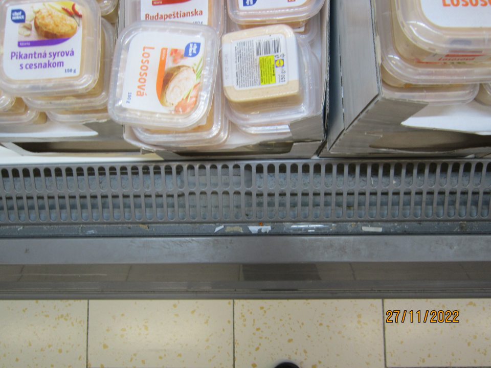 3.Znečistená chladiace vitrína zbytkami potravín na predajnej ploche