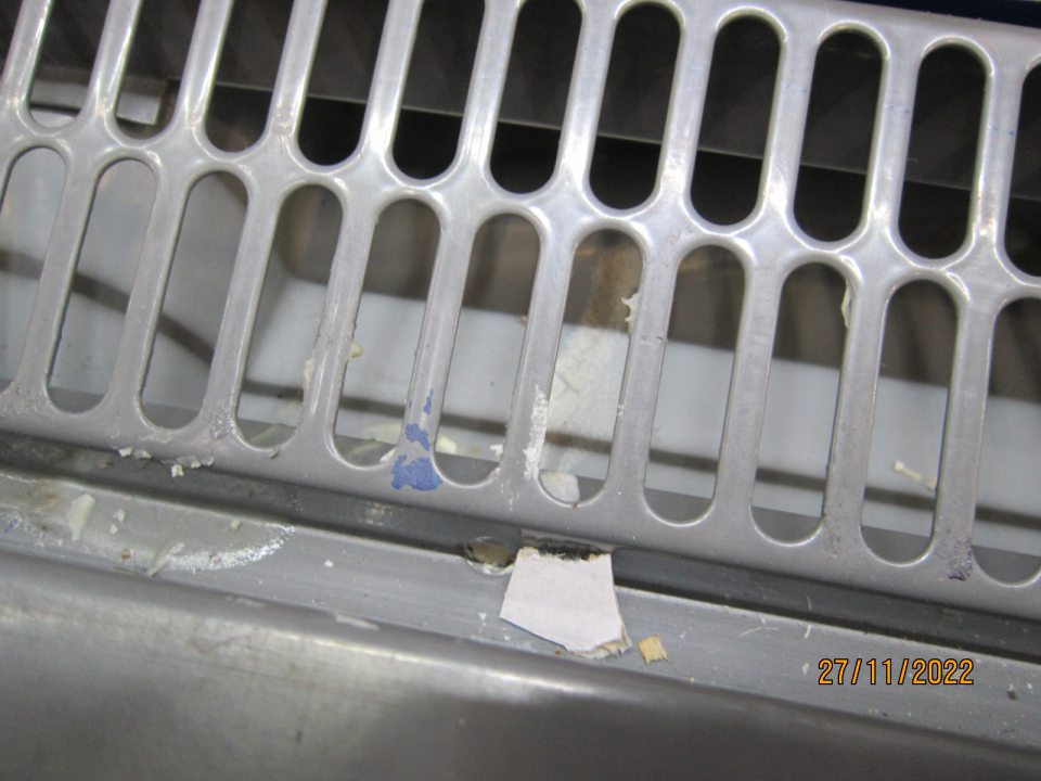 5.Znečistená chladiace vitrína na predajnej ploche zbytkami potravín. 