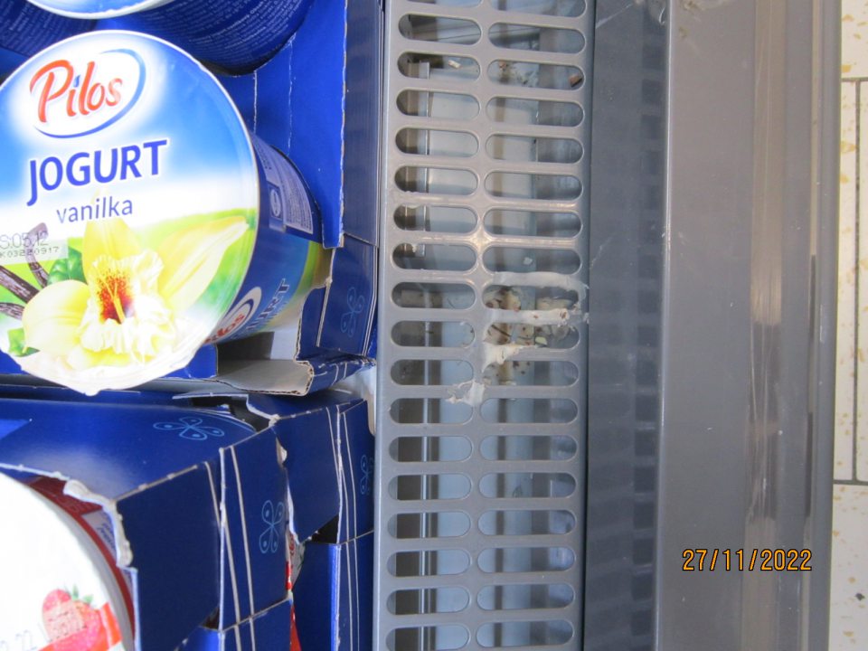 6.Znečistená chladiaca vitrína na predajnej ploche zaschnutými zbytkami potravín.