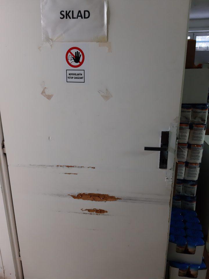 Poškodené dvere do suchého skladu potravín.