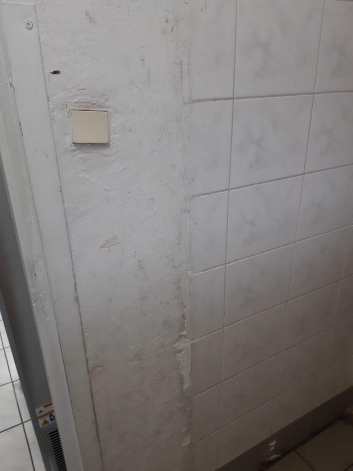 Stena v manipulačnej chodbe - miestami znečistená. 