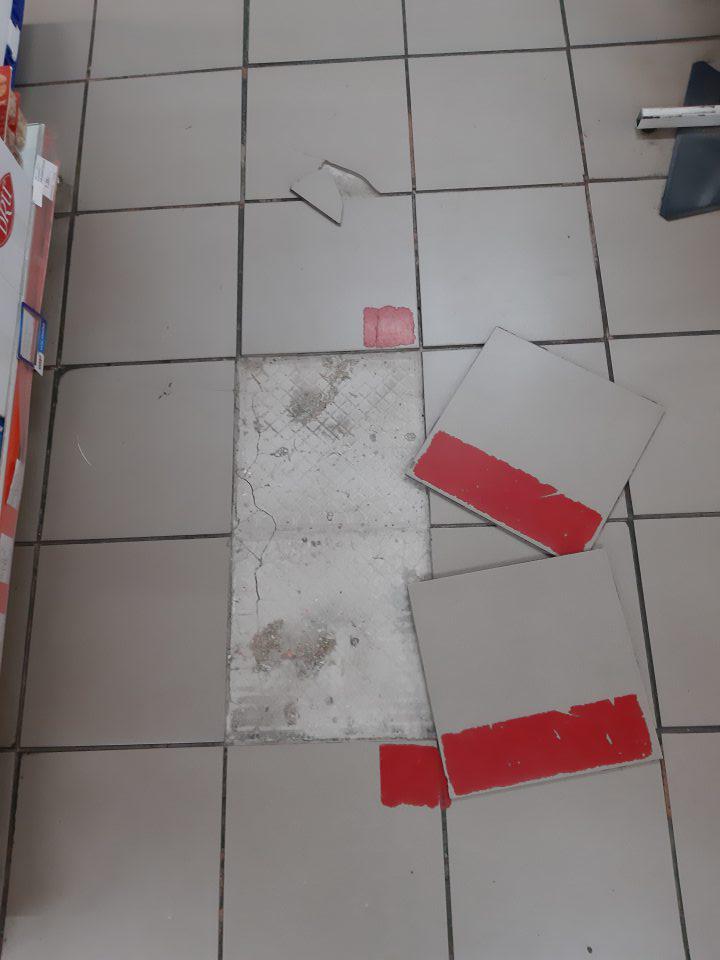 Podlaha je v predajnej časti v priestore pri pokladniach poškodená.