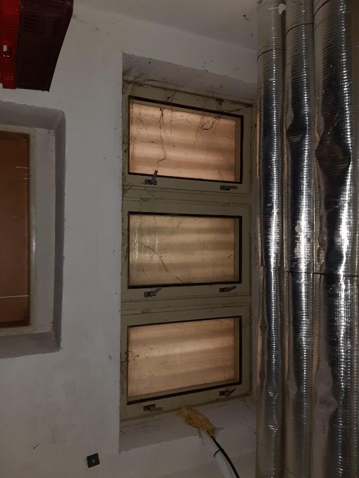 Znečistené okná v miestnosti na dočasné skladovanie pečiva.