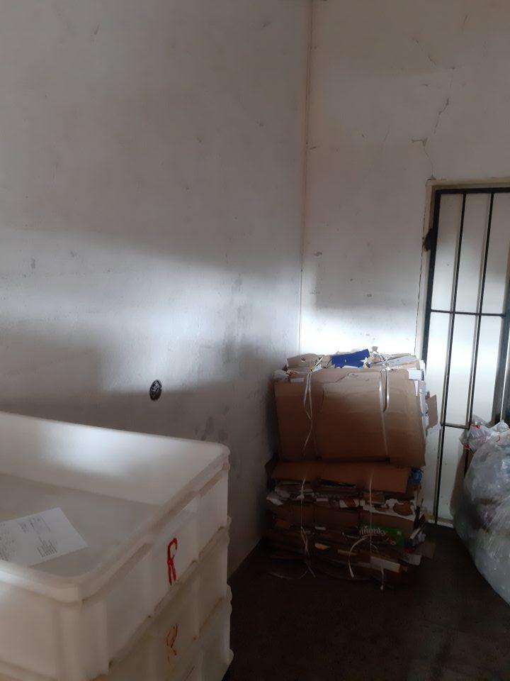 Znečistené steny v miestnosti na dočasné skladovanie pečiva -skladovanie použitých kartónových obalov a prepraviek z hydinových výrobkov v miestnosti na dočasné skladovanie pečiva.