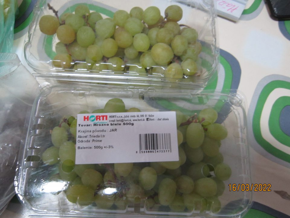 3. Predaj ovocia- Hrozno biele balené - niektoré bobule boli nahnité, odpadávali, zvädnuté, vzbudzovalo odpor- 2 balenia.