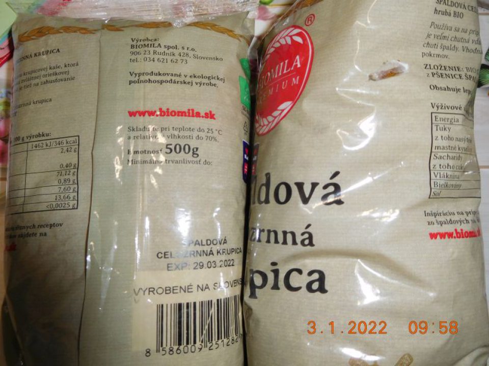 Zistený výskyt lariev škodcov na povrchu obalov 2 druhov mlynských výrobkov.