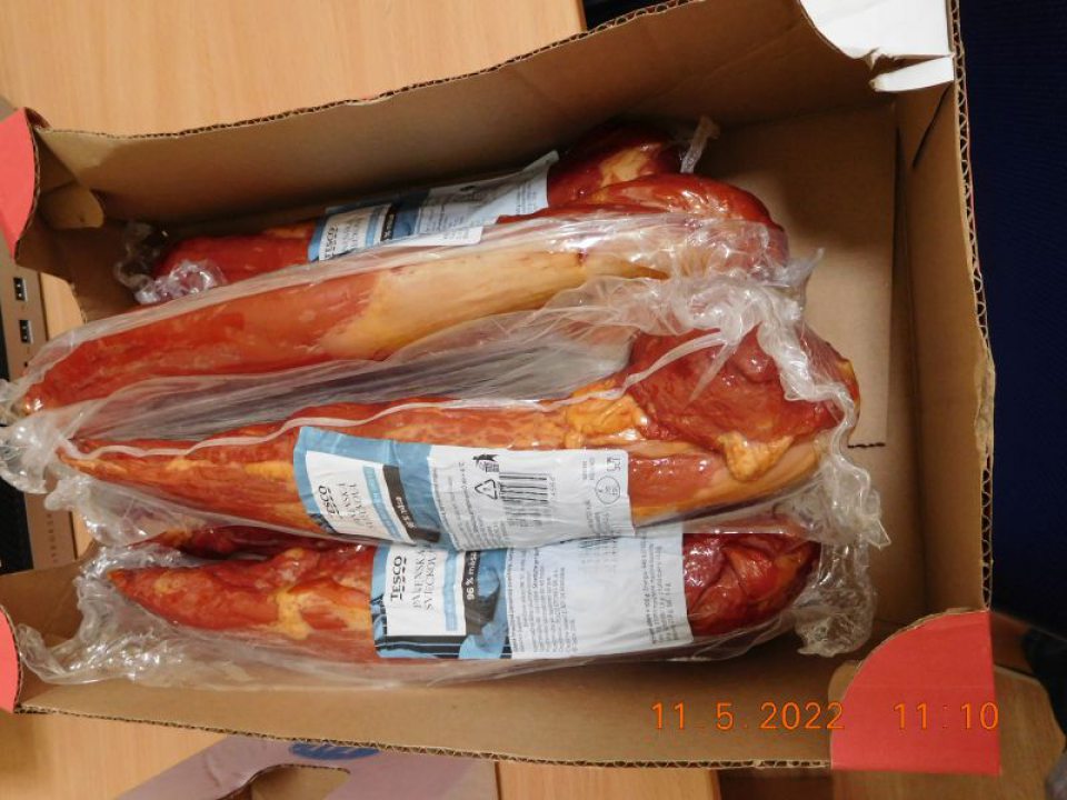 TESCO Panenská sviečková údená, surové solené mäso, vákuovo balené, distribútor: TESCO STORES SR a.s., bez označenia dátumom spotreby, 6 kusov o celkovej hmotnosti 3,2419 kg, v hodnote 38,58 €