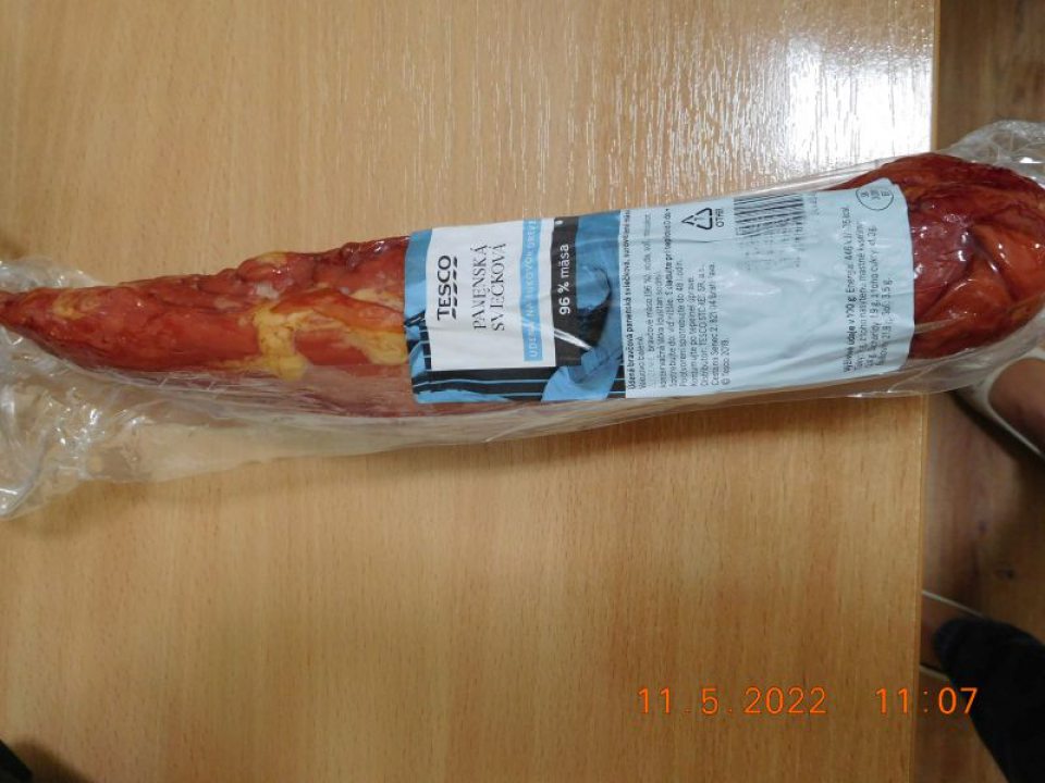 TESCO Panenská sviečková údená, surové solené mäso, vákuovo balené, distribútor: TESCO STORES SR a.s., bez označenia dátumom spotreby, 6 kusov o celkovej hmotnosti 3,2419 kg, v hodnote 38,58 €