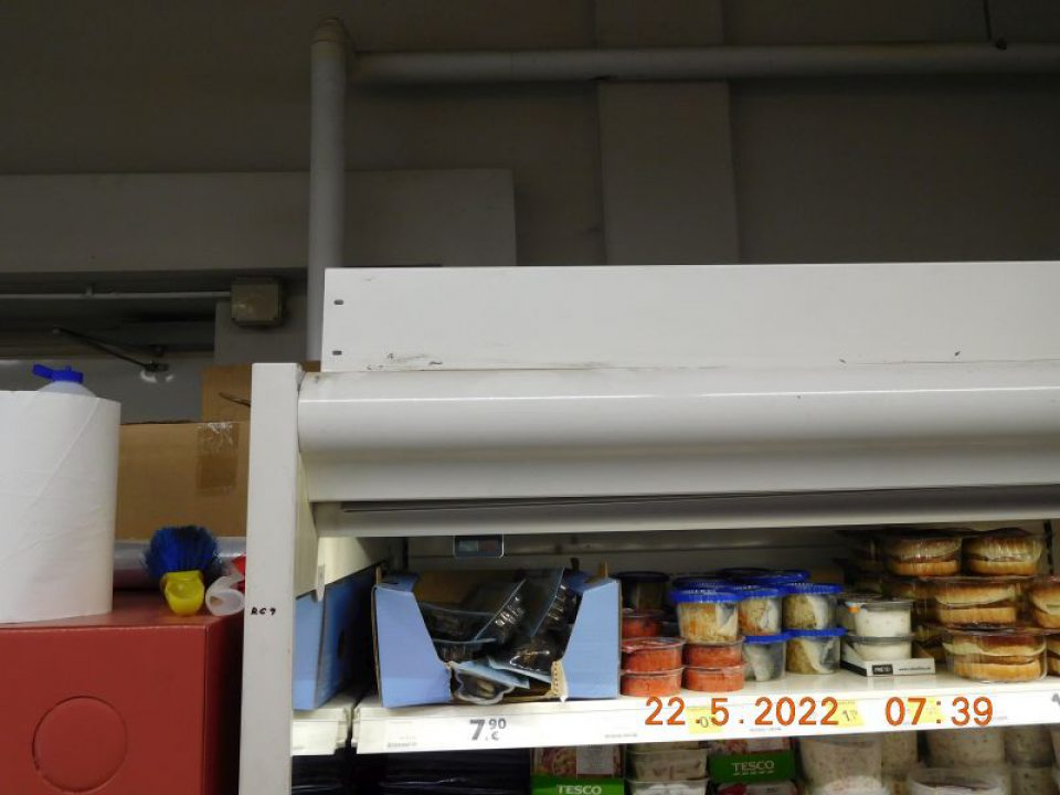 chladiaca vitrína na mäsové výrobky v priestore predajne mali stropnú lištu silno znečistenú prachom.