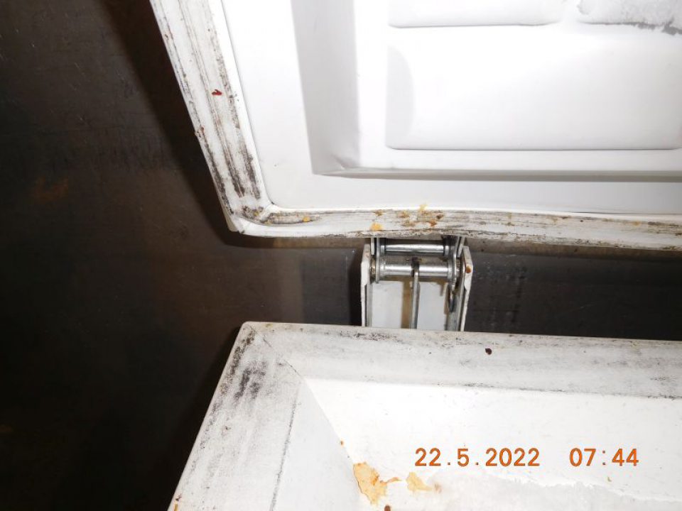 V priestore dopekania pekárskych výrobkov v mraziacom boxe tesniace gumy na dvierkach z vnútornej strany silno znečistené prachom a nečistotami.