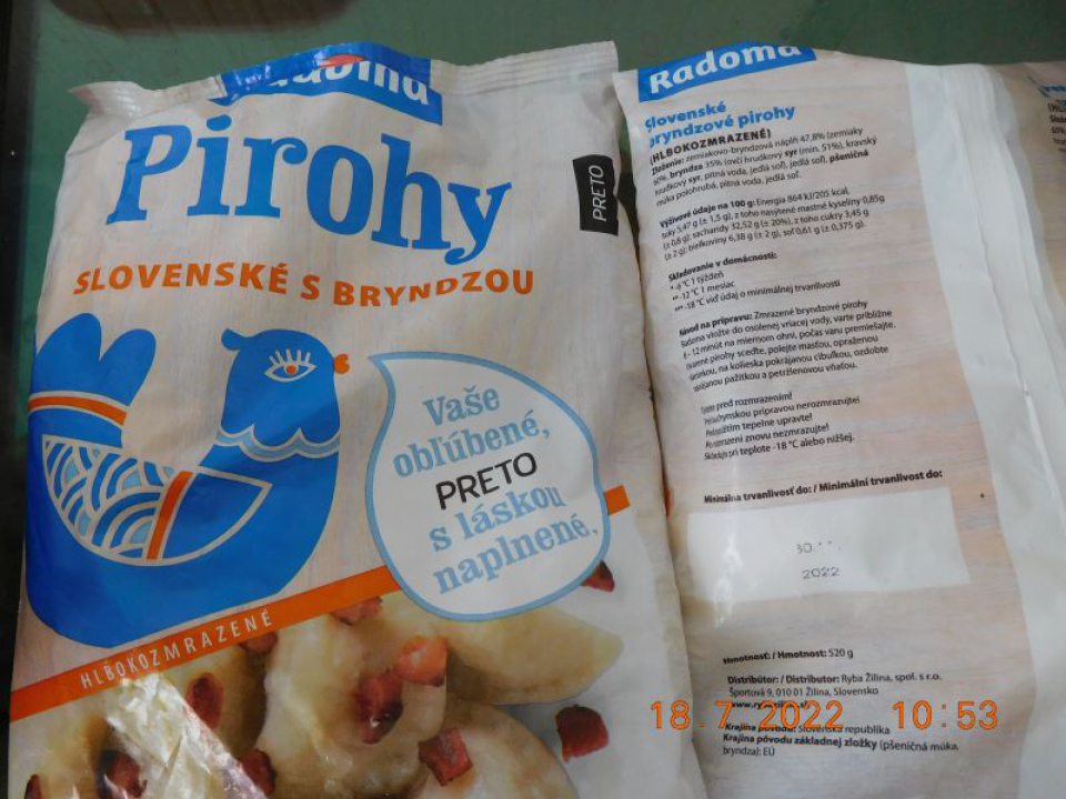Slovenské bryndzové pirohy hlbokozmrazené, 520g, 3 balenia s nečitateľným dátumom minimálnej trvanlivosti.