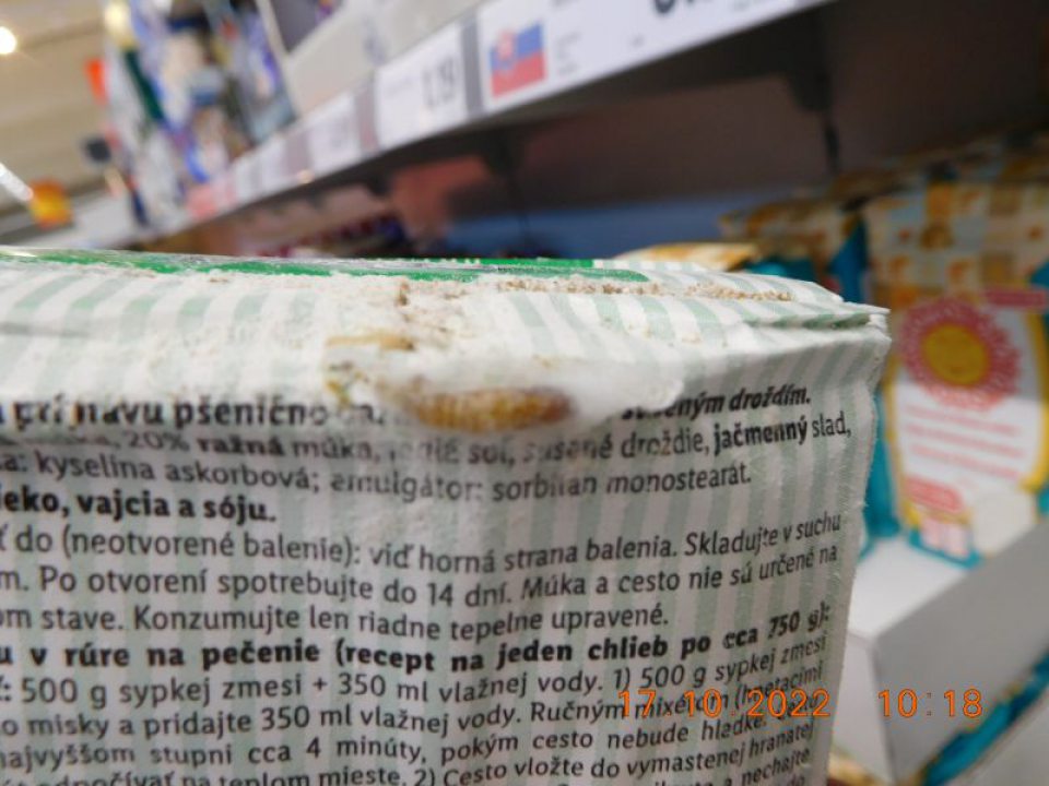 Predaj troch druhov potravinárskych výrobkov s výskytom živých škodcov - lariev, zámotkov.