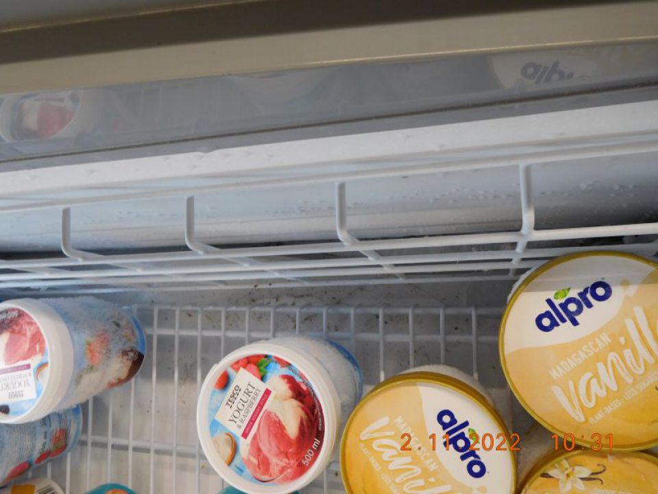 Mraziace zariadenia v priestore predajne znečistené prachom, hrubými nečistotami.