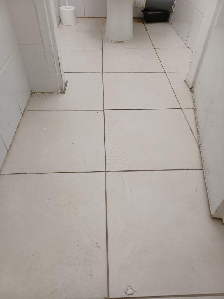 Podlaha vo WC znečistená