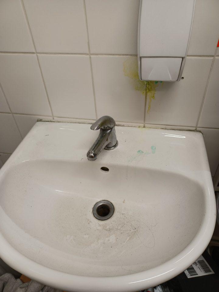 Umývadlo silne znečistené, zaprášené