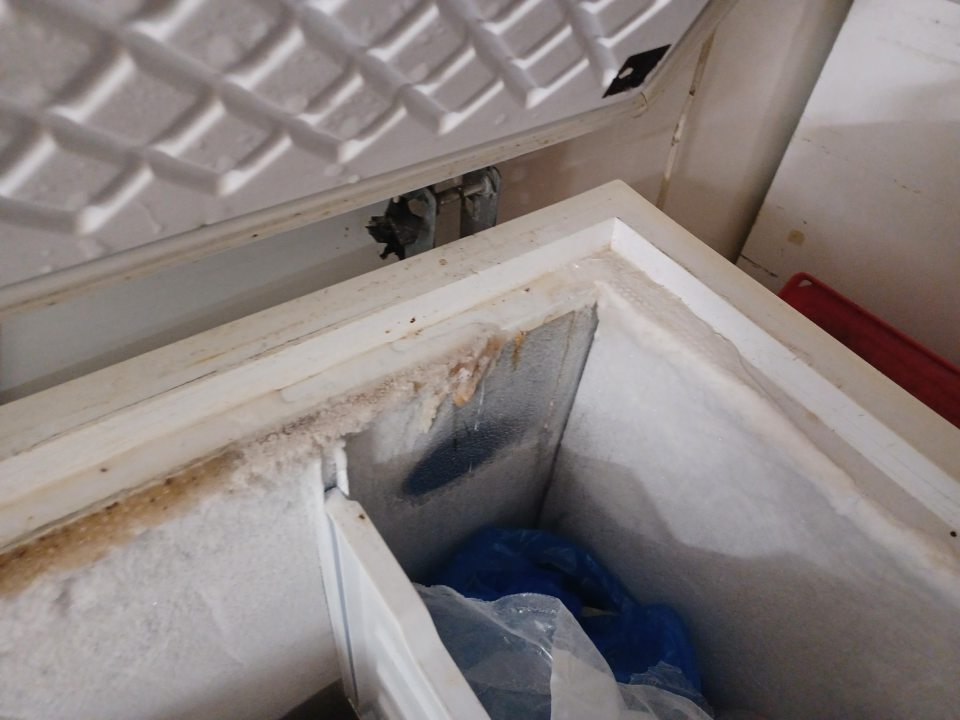 Mraziaci box na hlbokozmrazené pekárske výrobky znečistený, s hrubou vrstvou námrazy