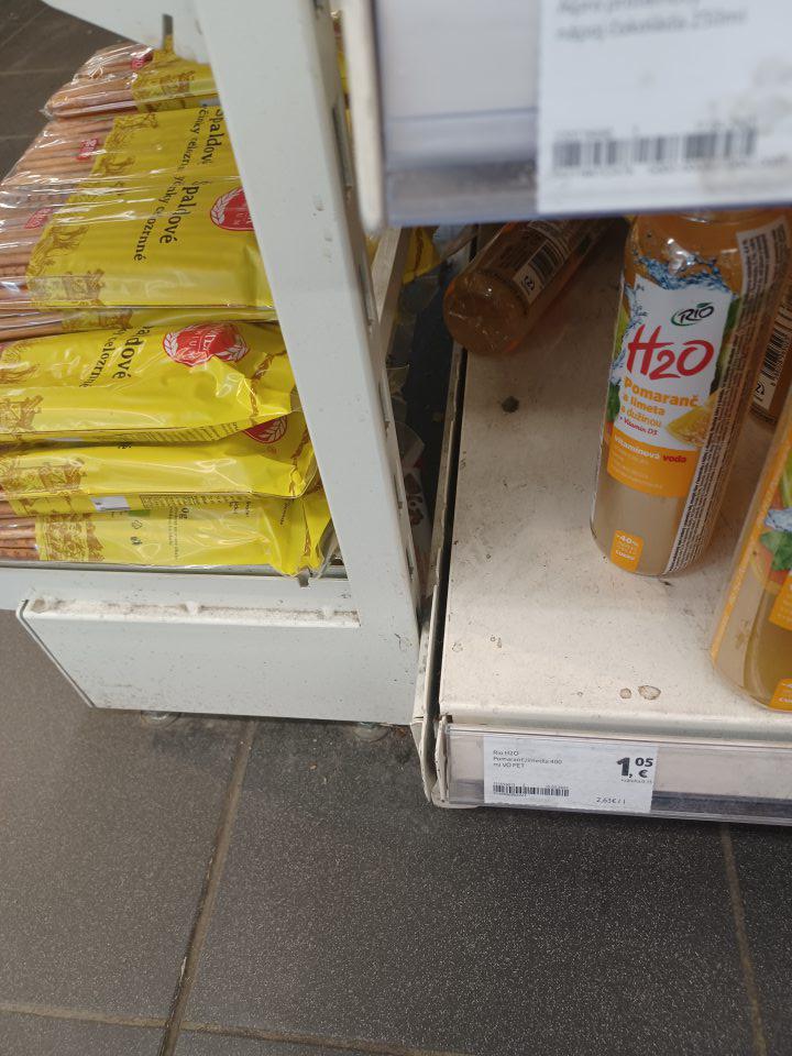 Regály znečistené, zaprášené