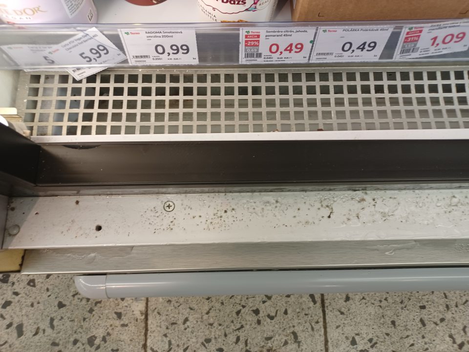 Mraziaca vitrína znečistená plesňou, zatečená