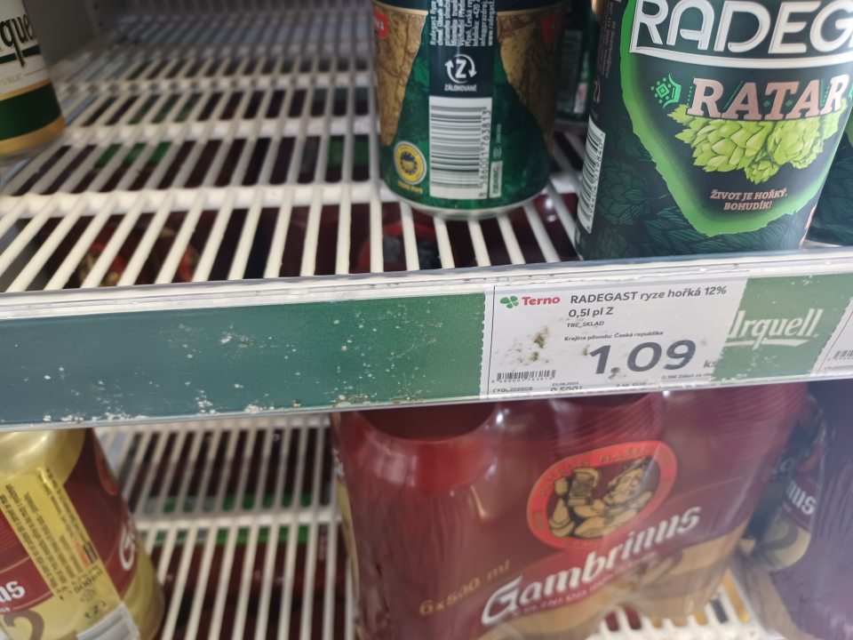 Chladiace vitríny znečistené plesňou