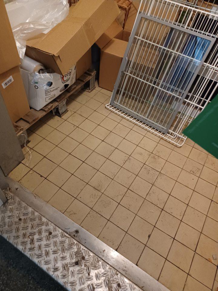 Podlahy v zázemí znečistené