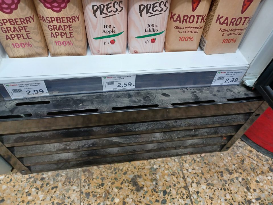 Chladiace vitríny znečistené