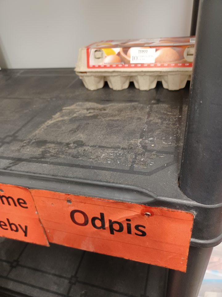 Regál v chladiacom boxe v zázemí znečistený