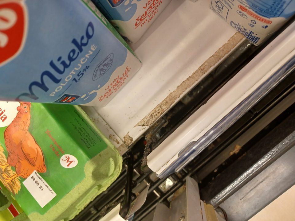 Chladiace vitríny znečistené plesňou