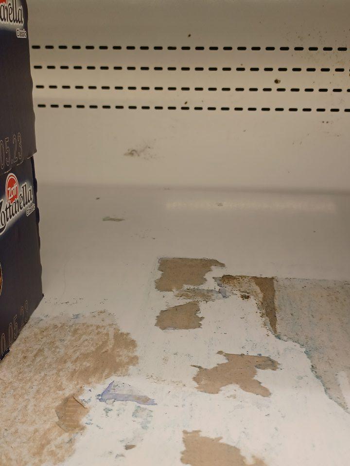 Chladiace vitríny znečistené 