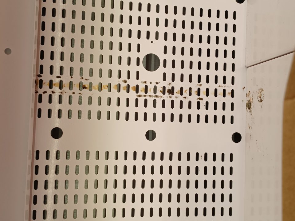 Chladiace vitríny znečistené plesňou, zatečené