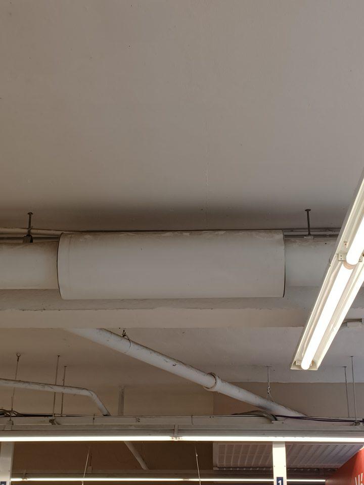 Potrubia pod stropom na predajnej ploche silne zaprášené