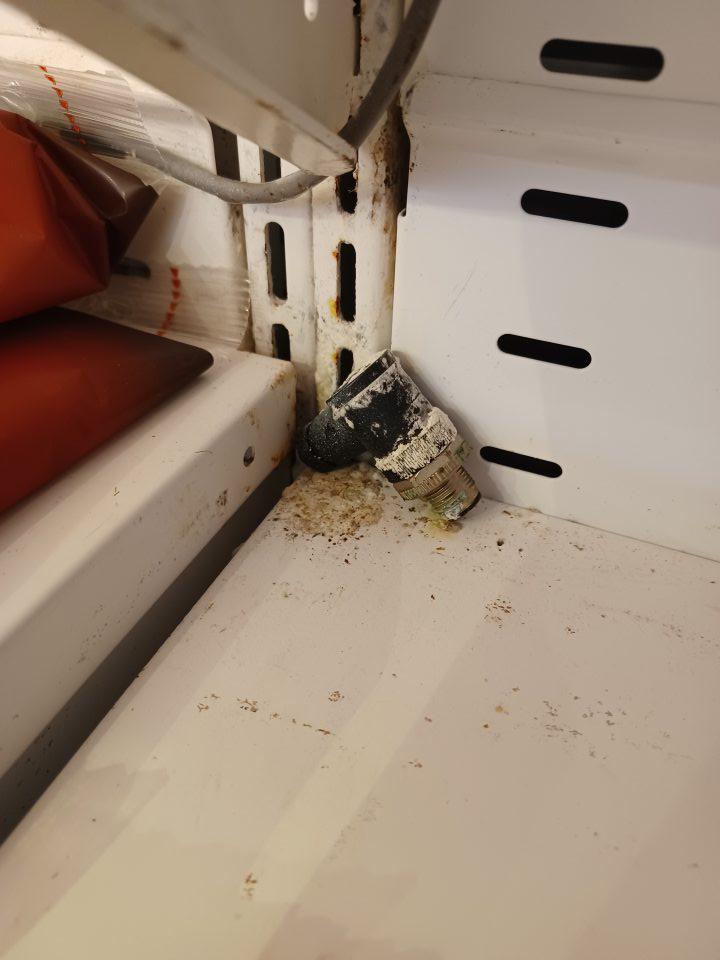 Chladiace vitríny znečistené plesňou